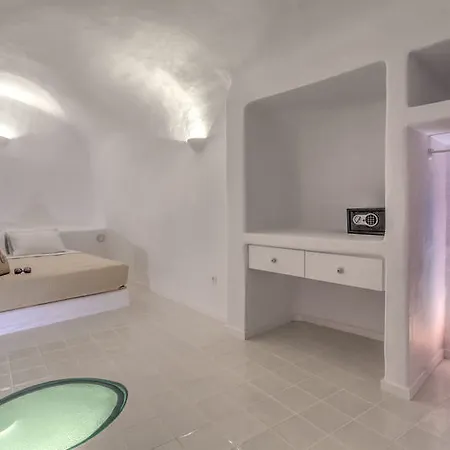 Luna Santorini * Pýrgos